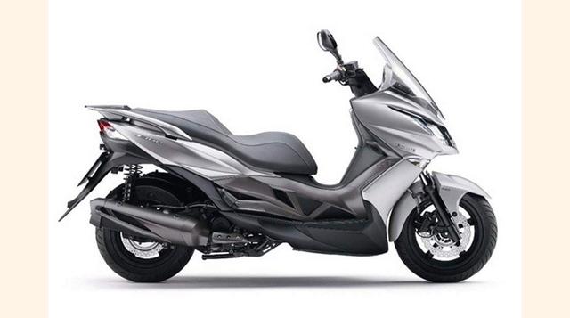 KAWASAKI J300Primera scooter de la marca, basada en el modelo de Kymco Superdink 300, con nuevos materiales, decoración y equipamiento más deportivos. Precio 4.399 euros. (Foto: 20minutos)
