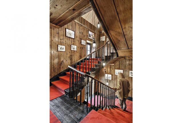 FOTO 24 | Montenvers Terminal Neige
Más joven, más de diseño, más económico, la segunda propiedad de la marca Terminal Neige de la cadena Maison Sibuet mira de frente al glaciar más grande de los Alpes franceses, la Mer de Glace. Su toque retro no es casual: el refugio data de 1880 y las veinte habitaciones, extremadamente acogedoras, están decoradas con objetos vintage de escalada. LO + HOT es que está a 1.913 m de altitud y, a menos que seas un gran deportista, la única manera de llegar es en funicular. Así que tras la salida del último tren a Chamonix las montañas se quedan vacías, sólo para el disfrute de los huéspedes del refugio.