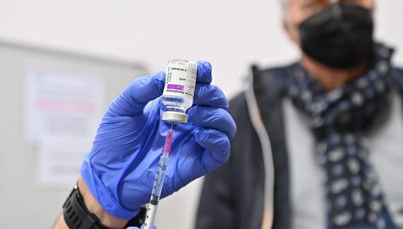 Un vial de la vacuna AstraZeneca es visto durante la campaña de vacunación contra el coronavirus para el personal escolar del Hospital San Giovanni Bosco en Turín, Italia, el 19 de febrero de 2021 (reeditado el 18 de marzo de 2021). (EFE/EPA/ALESSANDRO DI MARCO).