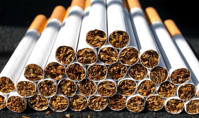 &quot;Un fumador de paquete y medio de cigarros por día recibe en los bronquios 400 rads de radiaciones alfa por año: 300 radiografías de tórax&quot;. Además de las sustancias nocivas y toxicas, reciben radiación.