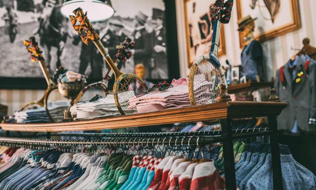 La compañía de ropa masculina Williot, como parte de su plan de expansión, abrirá en abril una tienda en Lima y otra en Santiago, anunció Félix Simón, consejero delegado de la firma. La firma cuenta con nueve tiendas y 60 puntos de venta multimarca. Tambi