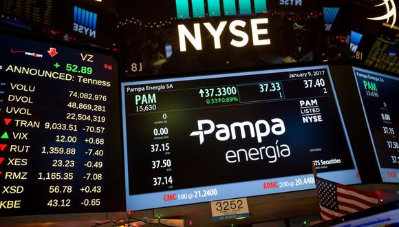 Logotipo de Pampa Energia SA en un monitor en el piso de la Bolsa de Valores de Nueva York (NYSE) en Nueva York, EE.UU., el lunes 9 de enero de 2017.