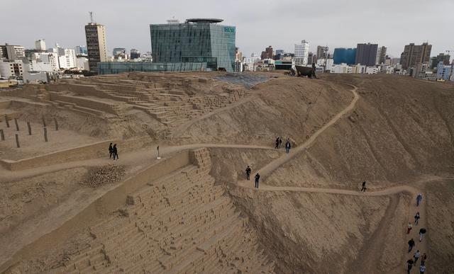 FOTO 9 | Mientras tanto, construcciones originadas antes de la llegada de los españoles, conviven con los nuevos proyectos inmobiliarios y carreteras, luchando por espacio en la Lima del siglo XXI.
