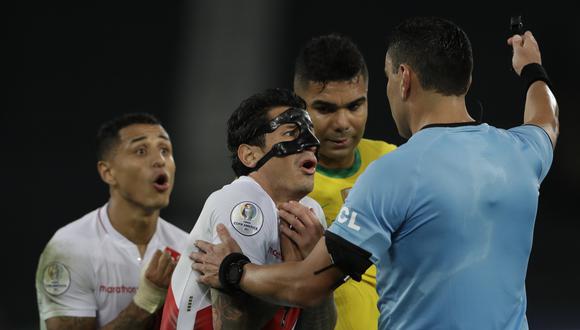 Tras el partido disputado este lunes en Río de Janeiro, los jugadores peruanos denunciaron que Tobar les había faltado el respeto durante todo el encuentro. (AP Photo/Silvia Izquierdo).