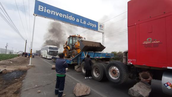 Kilómetros 263,290 y 299 de la Panamericana Sur permanecen bloqueados por protestas.| Foto: Yorch Huamaní
