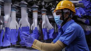 Fabricante de guantes sanitarios malasio Top Glove compensará a trabajadores por abusos laborales 