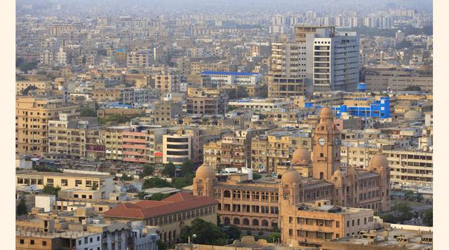 Karachi – 40.9 (Pakistán), la amenaza de los atentados nunca cesa y la división política, de etnia, cultura e idioma que existe entre sus habitantes imposibilita la seguridad y la paz en esta ciudad.
