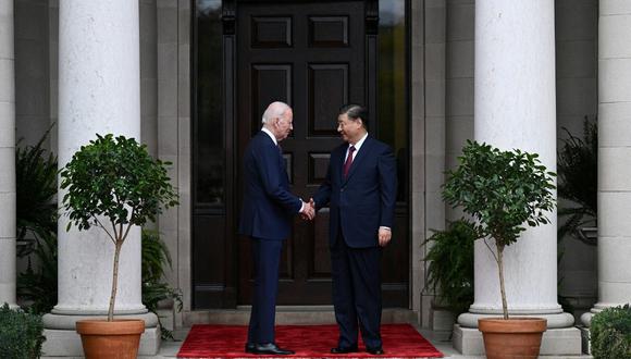 El presidente estadounidense Joe Biden saluda al presidente chino Xi Jinping antes de una reunión durante la semana de líderes del Foro de Cooperación Económica Asia-Pacífico (APEC) en Woodside, California, el 15 de noviembre de 2023. (Foto de Brendan SMIALOWSKI / AFP)