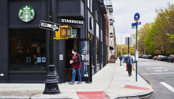 Starbucks y Amazon planean abrir al menos dos ubicaciones compartidas más en Estados Unidos en el 2022, dijo Kathryn Young, vicepresidenta senior de crecimiento y desarrollo global de Starbucks.