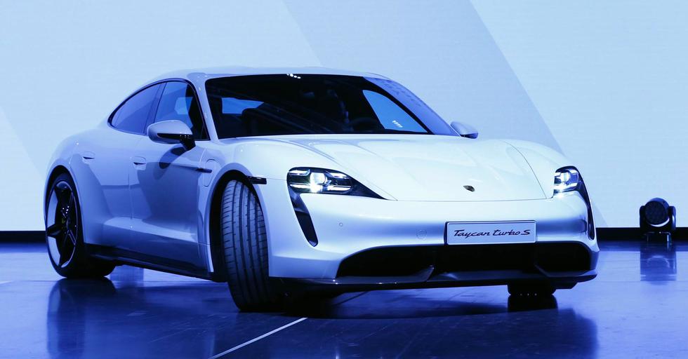 FOTO 17 | Producto terminado
Un Porsche Taycan totalmente eléctrico fue conducido hasta el escenario en la ceremonia oficial de debut el 9 de setiembre, marcando el inicio de la producción en la fábrica de Porsche en Stuttgart. El sedán de cuatro puertas está a la venta, con entregas programadas para marzo de 2020. Los precios comienzan en US$ 153,510 para el Turbo y US$ 187,610 para la versión Turbo S. Un Taycan 4S recién anunciado con batería Performance Battery comenzará en US$103.800, mientras que el modelo Performance Battery Plus comenzará en US$ 110,380. Fotógrafo: Michaela Handrek-Rehle / Bloomberg