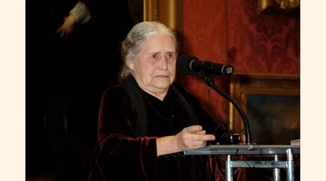 Doris Lessing recibió el Nobel en el 2007 porque “supo capturar lo esencial y la épica de la experiencia femenina”. La autora, que falleció en 2013, publicó más de 40 novelas. (Foto: Getty)