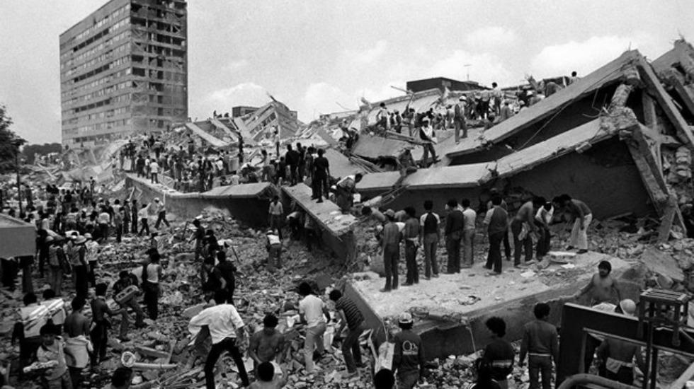 FOTO 1 | 19 y 20 de septiembre de 1985: Dos terremotos en el occidente de México, el primero de ellos con una magnitud de 8,0, matan al menos a 9.500 personas en la Ciudad de México y partes del centro y oeste del país y causan graves daños en la infraest
