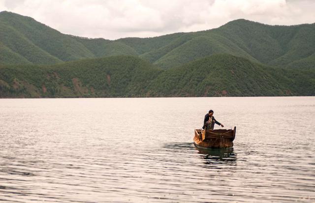 FOTO 15 | Los hombres son aliados, según lo informado por Hannah Booth en el periódico The Guardian, en esta comunidad no es necesario convencer a los hombres, ni a los niños, de que colaboren con las responsabilidades del hogar. De acuerdo con lo expresado por una de sus entrevistadas, “los hombres son feministas desde cualquier punto de vista”, y para los tíos maternos (ya sean ancianos o jóvenes) es absolutamente normal cuidar de los bebés, bañarlos y cambiarles los pañales.