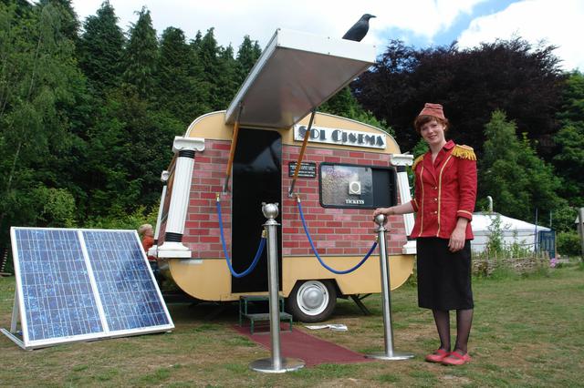 FOTO 6 | SOL CINEMA. Es el cine más pequeño del mundo  Esta pequeña caravana convertida en sala de cine solo tiene espacio para ocho espectadores pero te hace ganar puntos de concienciación medioambiental porque funciona con energia solar. ¡Y tiene su propia alfombra roja! Jo y Beth, los responsables de esta sala móvil se mueven por eventos ecologistas y fiestas populares de Gales e Inglaterra atendiendo a su público y aceptando reservas para proyecciones a la carta.