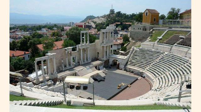 Plovdiv,es la ciudad más grande de Bulgaria después de Sofía y también una de las más antiguas de Europa. Ésta es una ciudad universitaria llena de cultura y de atracciones, está repleta de galerías de arte, restaurantes, una rica arquitectura, eventos cu