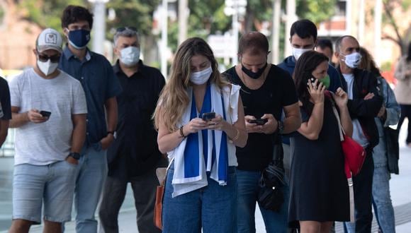 La pandemia ha dado a los gobiernos una excusa para restringir la libertad de prensa: cerca de 100 lo han hecho en nombre de la seguridad pública.  (Photo by Pablo PORCIUNCULA / AFP)