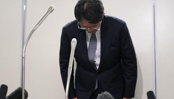 El director ejecutivo de Toyota, Koji Sato, hace una reverencia durante una conferencia de prensa sobre Daihatsu a principios de enero.