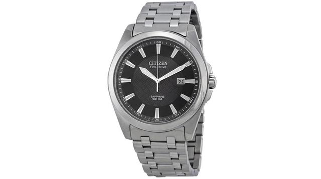 2. Citizen: Corso Eco Drive, reloj de acero inoxidable con dial negro. Precio: US$ 147.38, disponible en Jomashop.