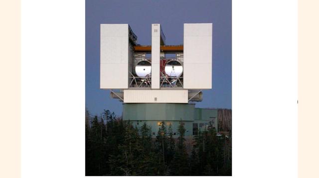 Gran telescopio binocular. Situado a 3,260 metros en la sierra de Pinaleño, Arizona, la construcción de este gran telescopio causó cierta controversia. Por un lado, la tribu apache de San Carlos confirmaba que la montaña era sagrada.