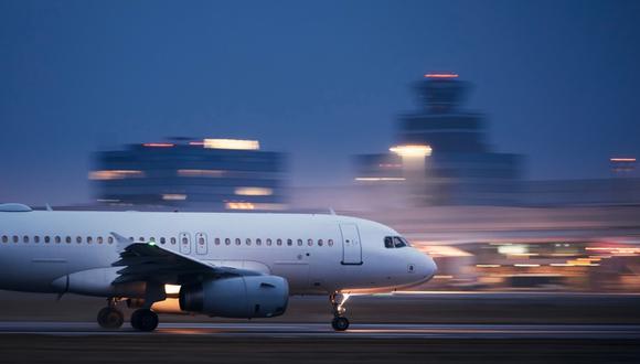 A los viajeros les recomienda que madruguen para tomar los primeros vuelos del día, no sólo porque son más baratos, sino que suelen ser los más puntuales porque no acumulan retrasos. (Foto: Shutterstock)