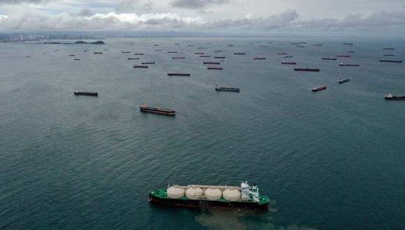 Vista aérea de buques de carga esperando en la entrada del Canal de Panamá en la Bahía de Panamá frente a la Ciudad de Panamá, el 23 de agosto de 2023. Fotógrafo: Luis Acosta/AFP/Getty Images