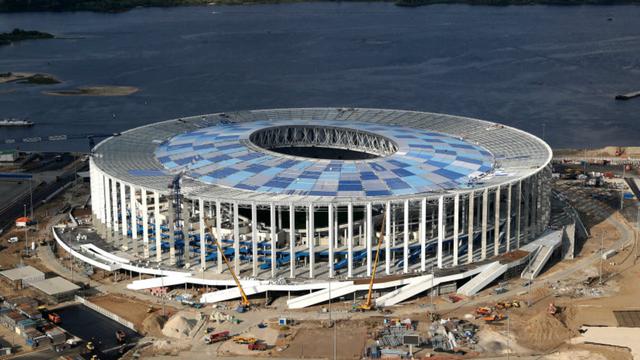ESTADIO NIZHNY NOVGOROD (Nizhny Novgorod). Tiene una capacidad: 45,331 personas y tiene un costo: 17,900 millones de rublos (US$ 307 millones), estimados de la prensa rusa. Con un techo que parece flotar sobre columnas blancas, el Nizhny Novgorod Stadium tiene uno de los diseños más impresionantes en Rusia y será la sede de un duelo de cuartos de final.