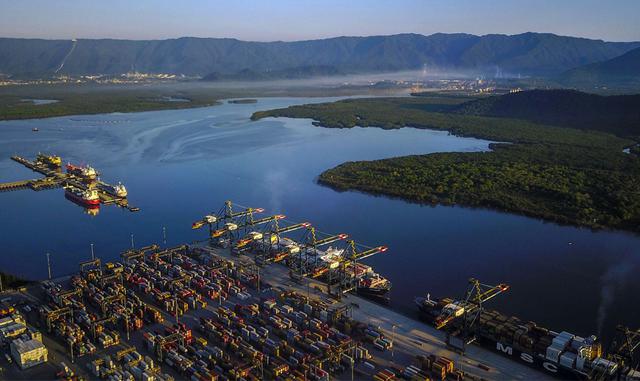 FOTO 1 | En esta fotografía aérea, se ven filas de contenedores apilados en el puerto de Santos en Sao Paulo.