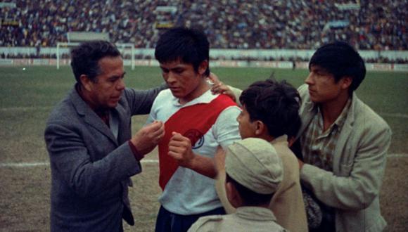 Imagen de la película "Cholo", de Bernardo Batievsky. El protagonista, Hugo Sotil, con la camiseta del Deportivo Municipal.
