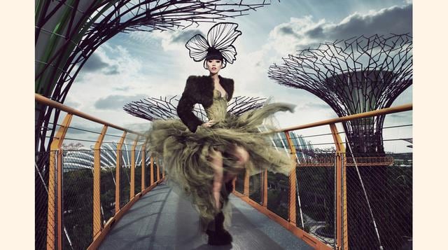 Jessica Minh Anh at Gardens by the Bay Singapore del diseñador Serkan Cura.