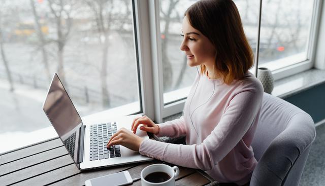 FOTO 6 | 6. Modelo educativo. ¿Ya preguntaste si esos estudios que tomarás en el extranjero serán válidos al regresar a casa? Aunque parezca obvia, de acuerdo con los especialistas de Mundo Joven, esta situación representa uno de los errores más comunes entre los estudiantes viajeros: “Es importante que te acerques a expertos en movilidad educativa para que te orienten correctamente sobre los programas de estudio y su validación internacional”.
La adaptación a una nueva forma de concebir la educación y sus procesos no será tan sencilla, así que lo ideal es no quedarse con ninguna duda: ¿Cuál es nivel de formación del profesorado? ¿Aspiro a una doble titulación? ¿Las tareas para realizar en casa son excesivas? ¿Cuál es el número de lecciones por semana? Este último punto puede es determinante para saber cuánto tiempo podrás dedicar a conocer la cultura del lugar fuera de las aulas. “¿Y qué opciones te ofrecen en caso de que quieras trabajar y estudiar al mismo tiempo? Estar bien informado te ayudará a elegir el programa que más se adapta a tus necesidades”, concluyen desde Mundo Joven. (Foto: Freepik)