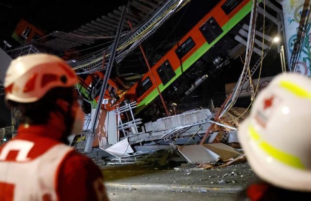 El sitio donde un paso elevado de un metro colapsó parcialmente con vagones de tren sobre él se ve en la estación de Olivos en la Ciudad de México, México, 4 de mayo de 2021. (REUTERS/Carlos Jasso).
