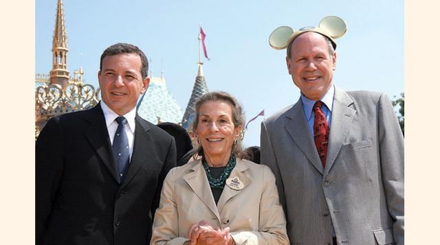 12. En la foto aparecen Robert Iger, Diane Disney y Michael Eisner. Este último es productor ejecutivo y demostró ser u digno sucesor de Walt Disney desde 1984 hasta el año 2005. Hoy The Walt Disney Company es el segundo conglomerado mediático más grande 