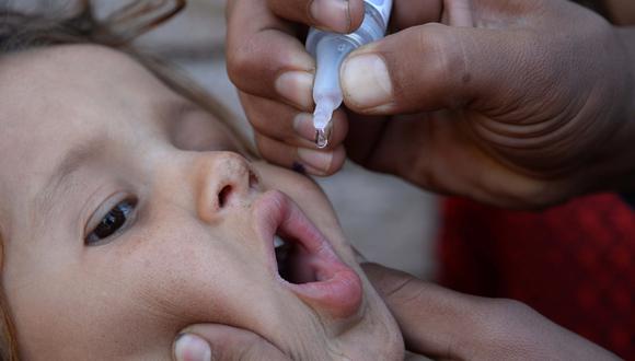 Un niño recibe una vacuna oral contra la polio. (Foto: AFP)