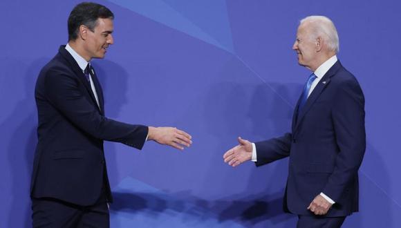 El presidente del Gobierno español, Pedro Sánchez, saluda al presidente de los Estados Unidos, Joe Biden, durante la cumbre de la OTAN celebrada en Madrid en junio de 2022. (Foto: EFE)