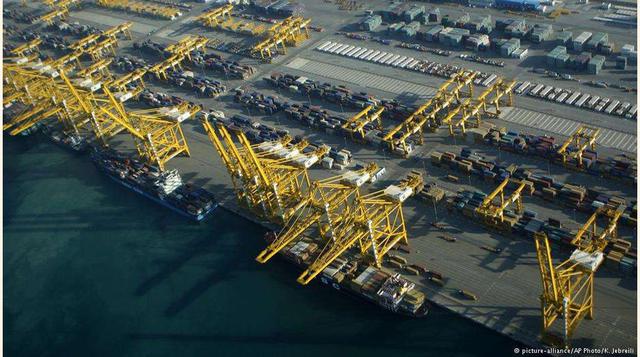 Dubái, es el más grande de Medio Oriente. Recién dragado a fines de los setenta, en 2015 movió 15,6 millones de TEU, alcanzando el noveno puesto a nivel mundial.(foto:picture-alliance/AP Photo/K. Jebreili).