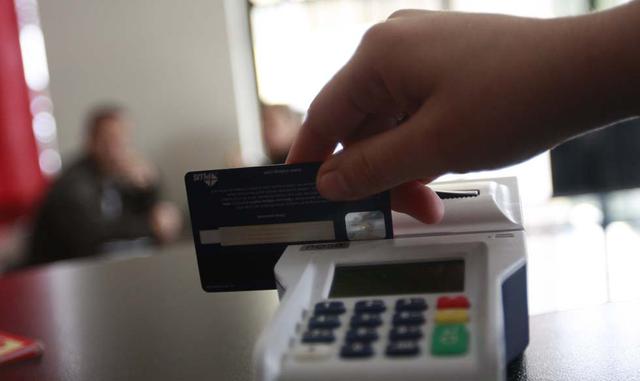 Si va a realizar un consumo “fuerte” y desea pagarlo en partes, analice si le conviene comprar con la tarjeta o es mejor un préstamo personal o una línea paralela. Las tasa de interés de la tarjeta de crédito suelen ser más elevadas que las tasas de los p