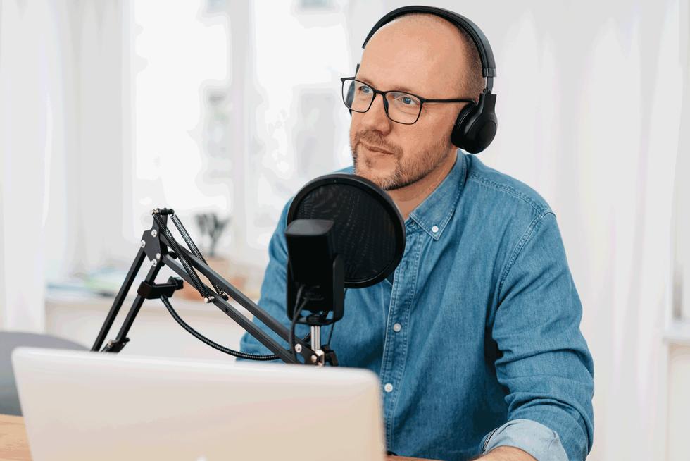 Apple Podcasts tiene más de un millón de podcasts, por lo que la competencia por los oídos es muy intensa. Si bien existe un mercado de oyentes para cualquier tipo de contenido que desee crear, su audiencia potencial podría oscilar entre 5 y 50 millones. Con eso en mente, es de vital importancia considerar qué contenido creará y con quién se relacionará. (Foto: iStock)