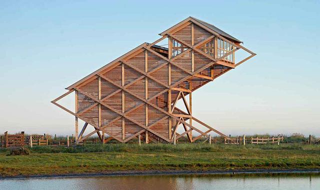 Bird Observation Tower, Alemania. El estudio GMP firma este proyecto bajo demanda. Ofrece un punto de observación inmejorable dentro de una reserva de aves en la península Graswarder (Alemania) y precisamente el requisito era que interfiriera lo menos pos
