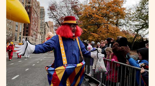 En el desfile, que duró más de tres horas, participaron más de 8,000 personas, incluyendo 1,100 porristas y bailarines, más de 1,000 payasos, 16 bandas y otros grupos. (Foto: AP)