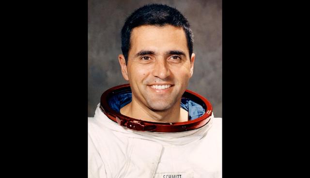 FOTO 9 | Suelo duro
"Clavar el asta de la bandera en el suelo lunar fue más difícil de lo esperado... Por primera vez, un golpe de pánico me sacudió. Desde mi infancia había visto a grandes exploradores plantar sus banderas en sus nuevos mundos, ¿sería yo el primero en plantar una bandera que caería?". (Buzz Aldrin, "Magnífica desolación”) (Foto: T13)