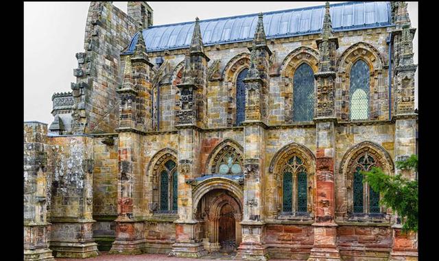 FOTO 11 | CAPILLA DE ROSSYLN – ESCOCIA. Todo el mundo está como loco por sacar una fotografía dentro de esta iglesia, especialmente porque fue uno de los escenarios del "Código Da Vinci", el famoso libro de Dan Brown. (Foto: msn.com)
