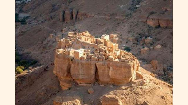 WADI DAWAN, YEMEN. Yemen es un país con muchas montañas altas y secas que tienen picos y mesetas que cubren la mayor parte del territorio. Wadi Dawan cuenta con varias ciudades y pueblos junto a las orillas del wadi y por encima de las terrazas y meseta d