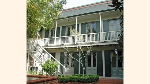 Brad Pitt. La casa de Brad Pitt y Angelina Jolie está a la venta por 5,6 millones de dólares. Según los informes, esta mansión del año 1.800 construida en el histórico barrio francés de Nueva Orleans, costó 3,5 millones de dólares en 2006. El representant