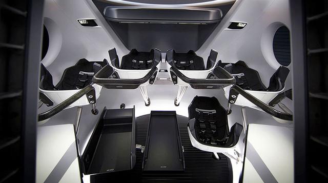 4) El interior de la nave es bastante diferente a las desarrolladas hasta la fecha que por lo general son estrechas, llenas de cables y botones. (Crédito: SpaceX)