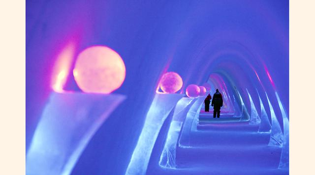 Lainio Snow Village, en Laponia. A través de 20 000 m2, este palacio remite a cuentos de magia:   restaurante de hielo, cocktail-bar de hielo, pista de hielo, recámaras de nieve, corredores con hielo y nieve para explorar, iluminación reflejada en cristal