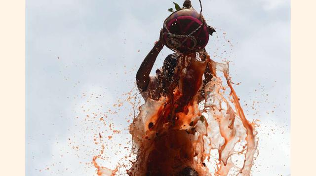 El Dahi Handi representa la leyenda del dios Krisna cuando era niño y formaba pirámides humanas con sus amigos. (foto.msn)