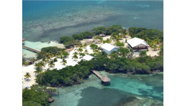 Jewel Caye. Esta isla de dos hectárea en Belice está a la venta en US$ 3.15 millones. Incluye dos casas, cada una a un extremo de la playa, más un dúplex para los invitados y un muelle con bar y espacios para instalar un comedor. (Foto: businessinsider)