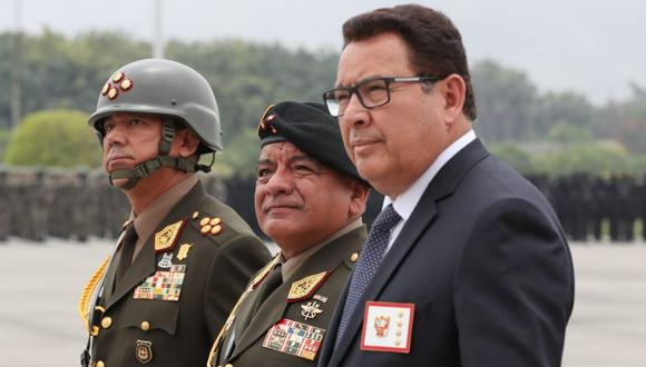 El ministro de Defensa, José Huerta, presidió la ceremonia de despedida del general César Astudillo como Comandante General del Ejército. (Foto: Difusión)