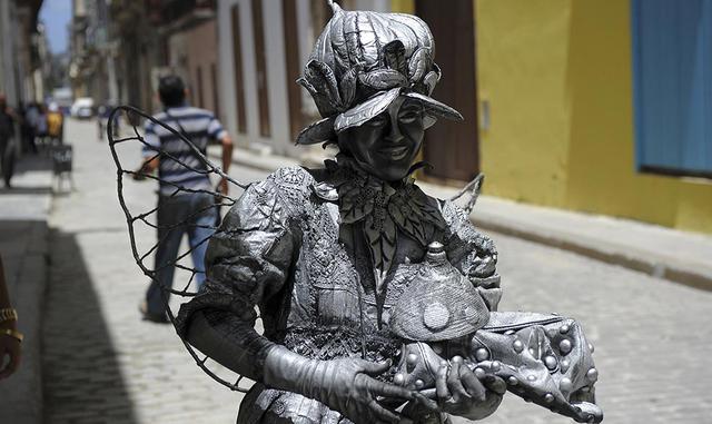 El gobierno quiere mejorar la productividad para aumentar sueldos. Mauricio de Miranda, economista cubano de la Universidad Javeriana, cuestiona la ecuación. "El tema no es sentarse a esperar a que aumente la producción para que aumenten los salarios