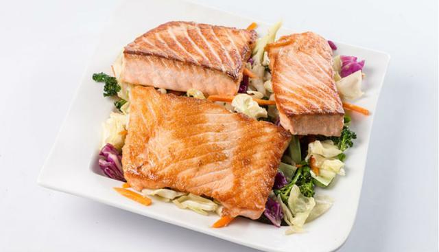 La dieta MIND (brindada por el Centro Médico de la Universidad Rush de Chicago) estimula que se debe de consumir pescado de dos a tres veces por semana. Por ejemplo, el salmón ofrece una buena carga de ácidos grasos de Omega 3. (Pixabay.com)